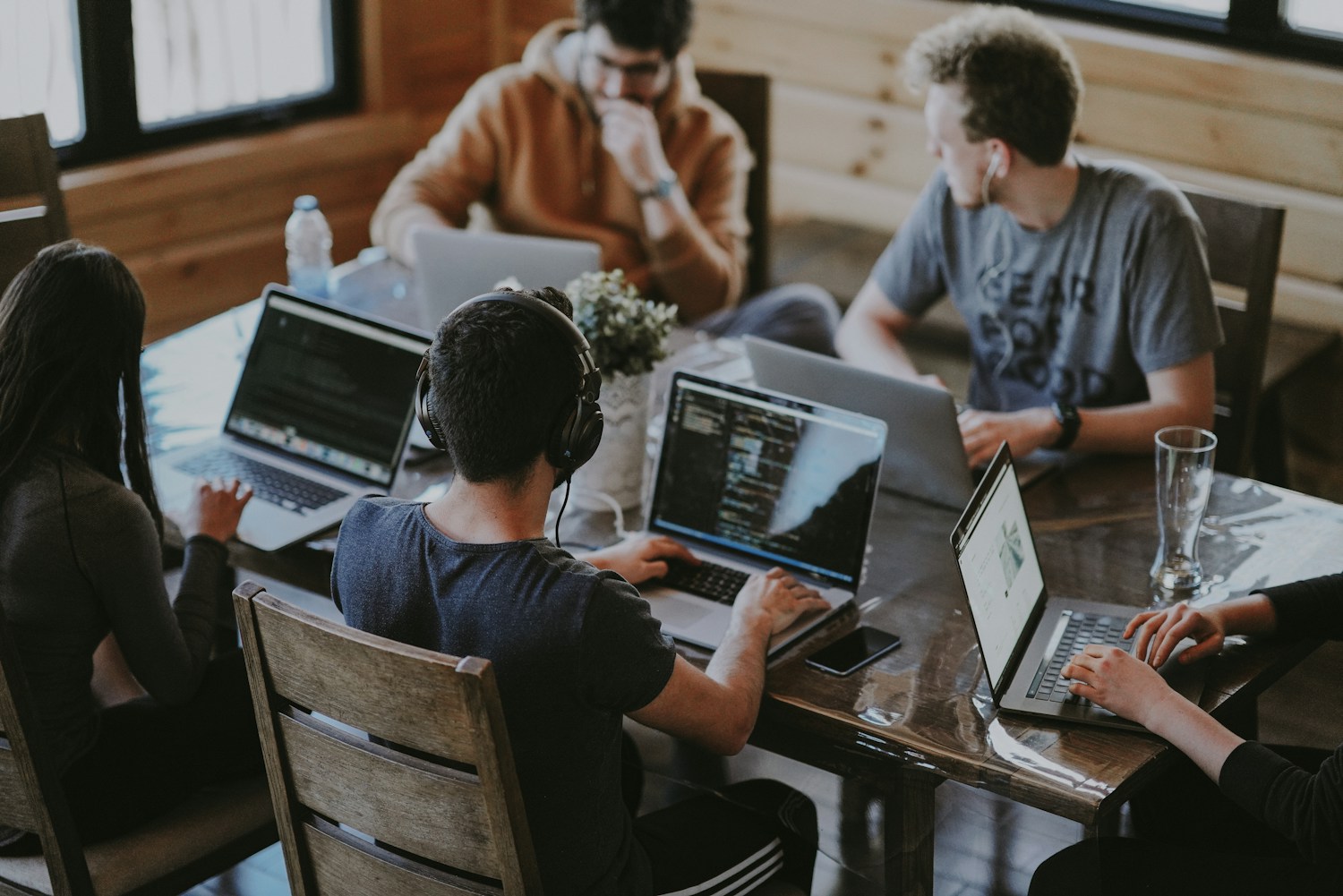 Personnes travaillant et programmant sur leurs ordinateurs dans un bureau