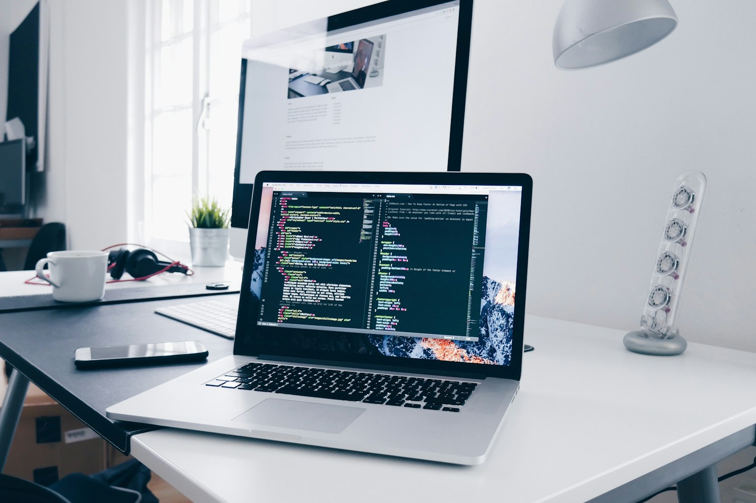 Poste de programmation avec du code sur un ordinateur
